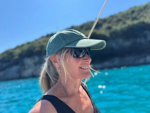 Evolution-latitude-black-polarised-sunglasses-boating-lifestyle